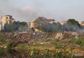 Lửa cuồn cuộn trên đống vải vụn, cả xã ở Hà Nội tự đầu độc mình (Nguồn Vietnamnet)
